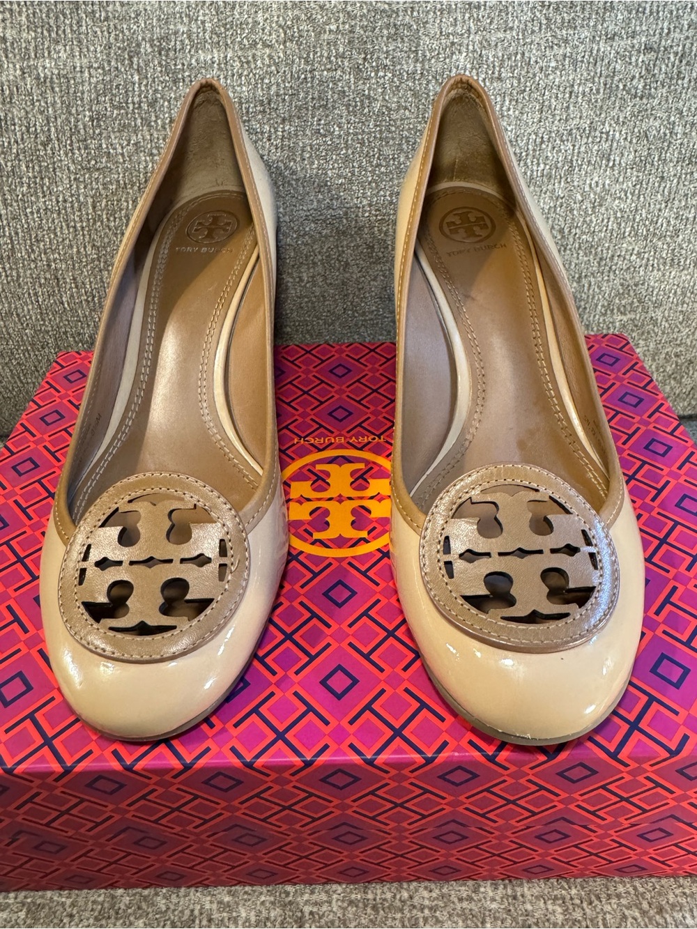 Tory Burch Louisa 60MM Pumps Beige/Tan Leather Stacked Wooded Wedge Size 8.5 - Picture 3 of 11